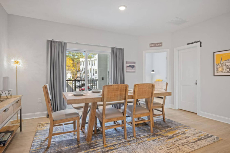 Room 5, NEW Luxury Condo Rooftop Terrace EV Charger, Wake