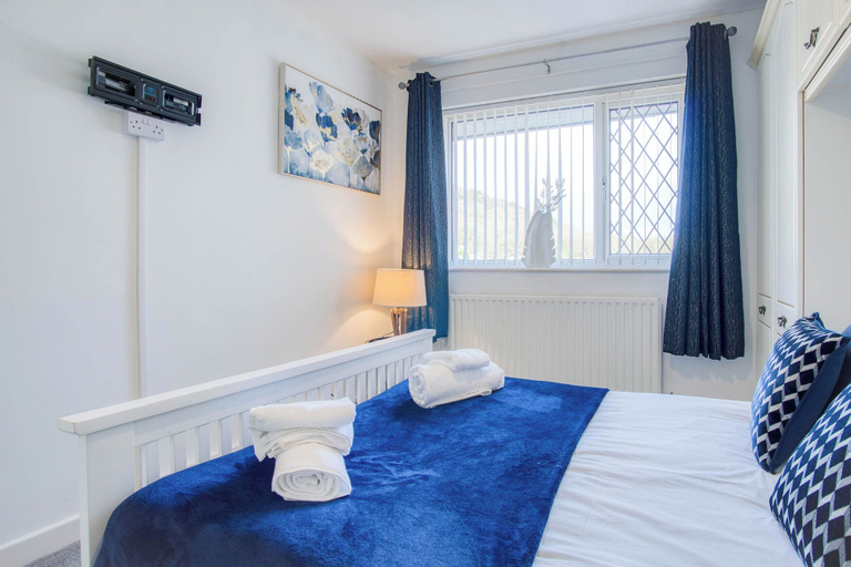 Room 2, Tyle Teg - 3 Bedroom Holiday Home - Clydach, Swansea