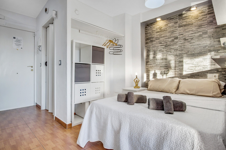 Room 4, Apartment in Torremolinos With Sea Views, Málaga