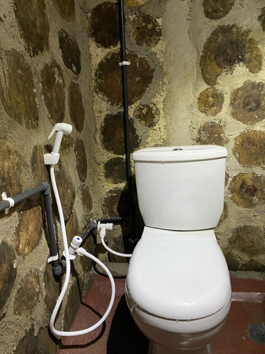 Bathroom 4, Hobbit cabana, Walapane