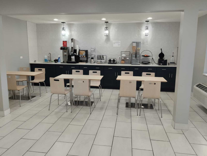 Food & Drinks 5, Super 8 by Wyndham Morris, Grundy
