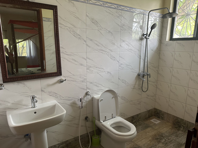 Bathroom 2, Diamond Coast Villa and Apartments, Kusini