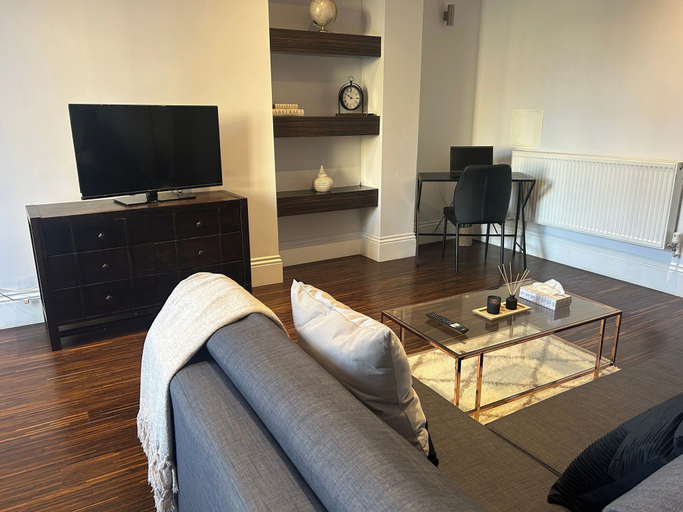 Living area 3, Tavistock House-contractor Stay-parking-sleeps 7,, Bedfordshire