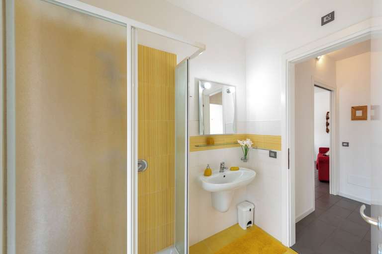 Bathroom 3, Rosy House 100m From Lake& Shared Pool, Brescia