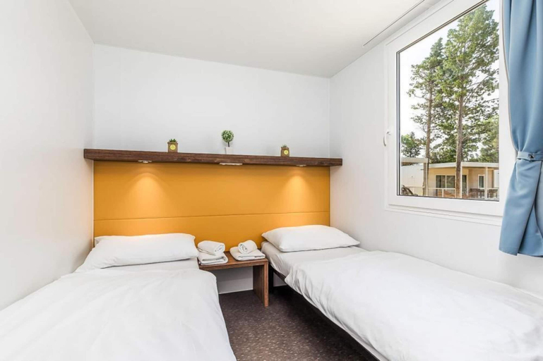 Room 4, Mobile Home Pag Near Pebble Beach & Pools, Novalja