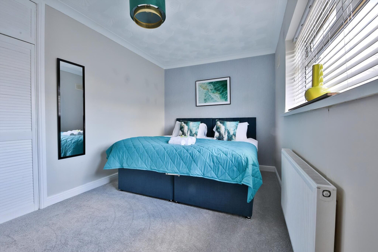 Room 2, Spacious 3 Bed Home With Pool Table, Cardiff