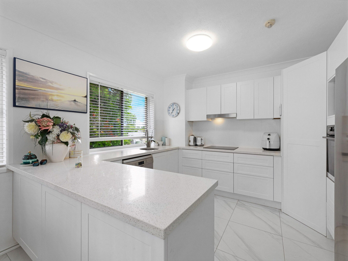 Private kitchen 3, Relaxing Getaway Steps Beach With Pool, Hervey Bay - Pt A