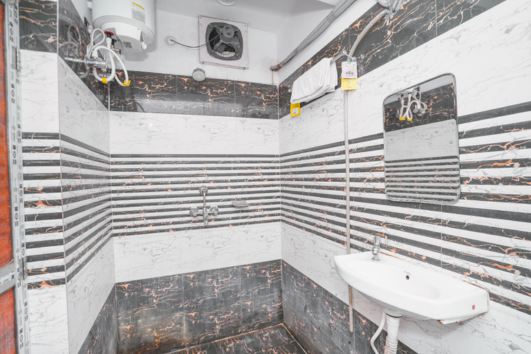 Bathroom 4, Hotel Vikrant - 10 Minutes from Baba Baidyanath Dham Temple, Deoghar