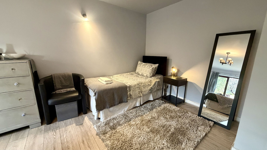 Room 5, Pheasants Haunt in Paignton, Torbay