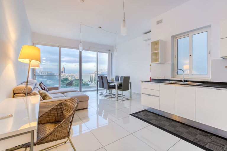 Room 5, Valley Sea Views With Furnished BBQ Balcony, St Julian's
