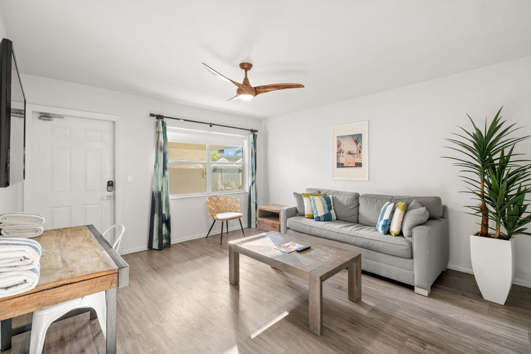 Room 2, Deluxe King Condo Updated Suite by the Beach!, Pinellas