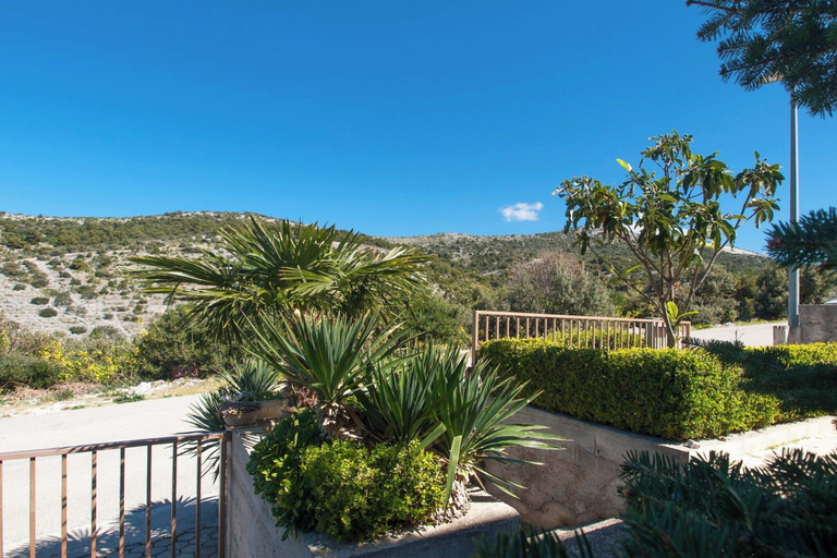 Garden, Scenic Holiday Apartment in Primosten, Primošten