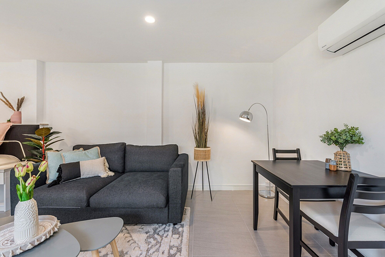 Living room 4, Comfy Studio Near Racecourse, Melbourne