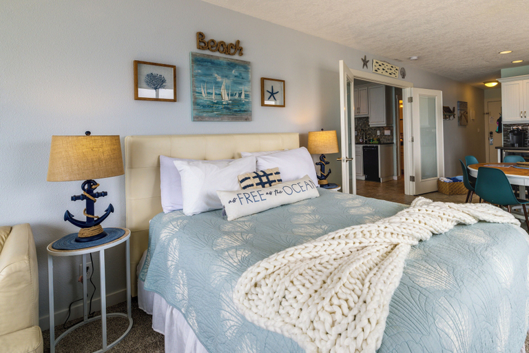 Room 5, Sea Gypsy Rentals, Lincoln