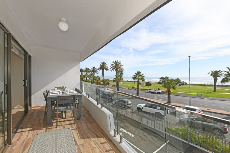 Room 4, Spacious 3 Bed Apartment | Sea Point | Ocean views, City of Cape Town