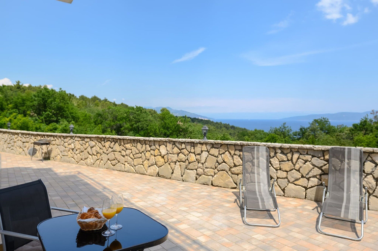 Outdoor dining 3, Studio in Drenje Near Beaches & Heated Pool, Raša