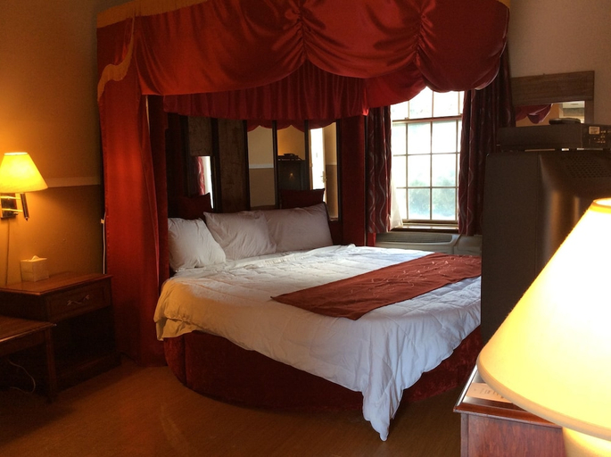 Bedroom 2, Village Inn, Monmouth