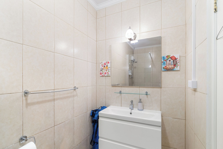 Bathroom 4, Little Paradise #6 - Trupial