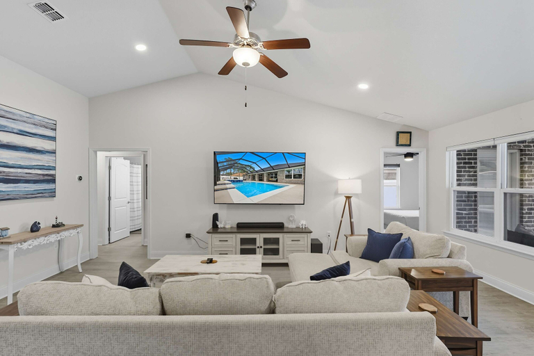 Room 5, Modern 4BR Retreat Near Beach Heated Pool, Flagler