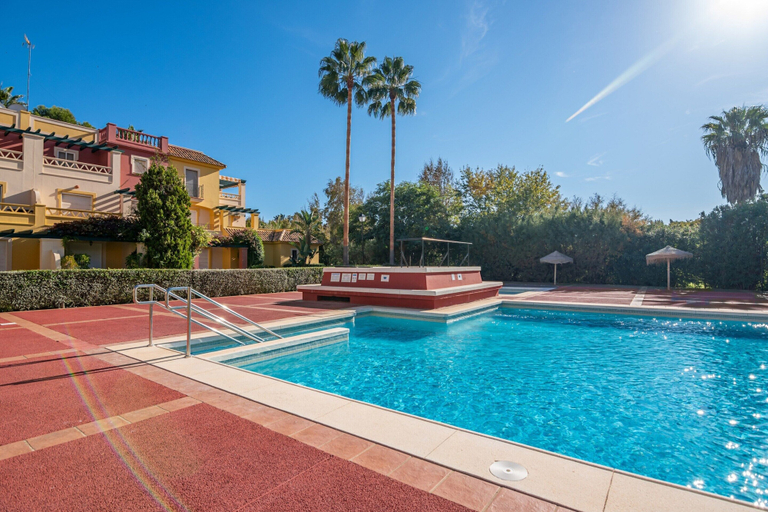 Pool 4, Golf & Riverside Apartment in Isla Canela, Huelva