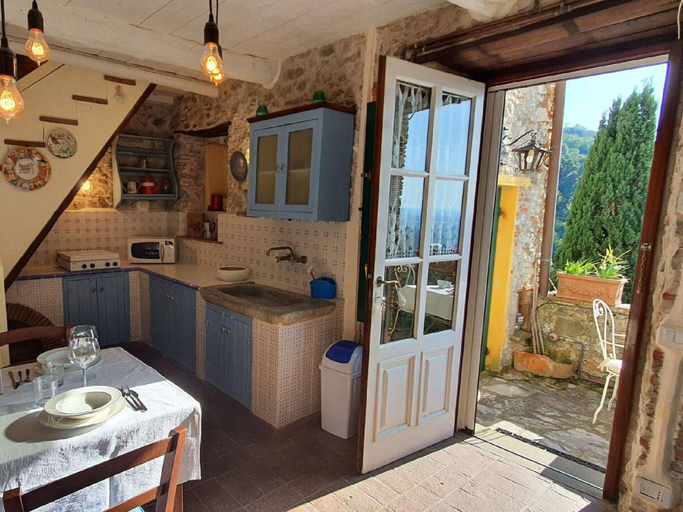 Private kitchen, Stone House in Chiatri With Lake Views, Lucca