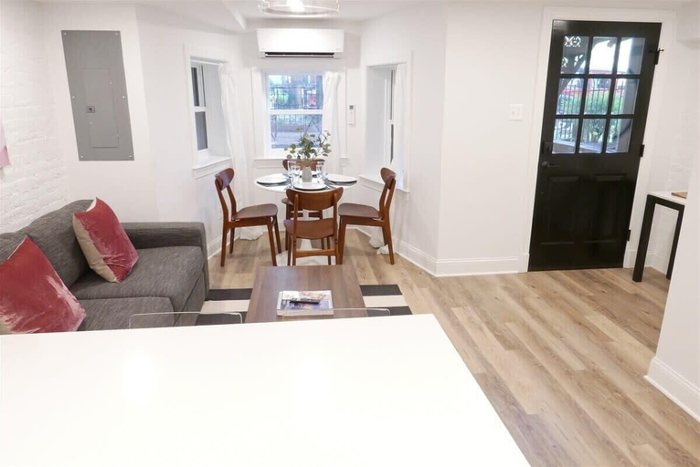 Interior 3, DCs Doorstep - Family Friendly 2 bed Cap Hill Apt, Washington D.C.
