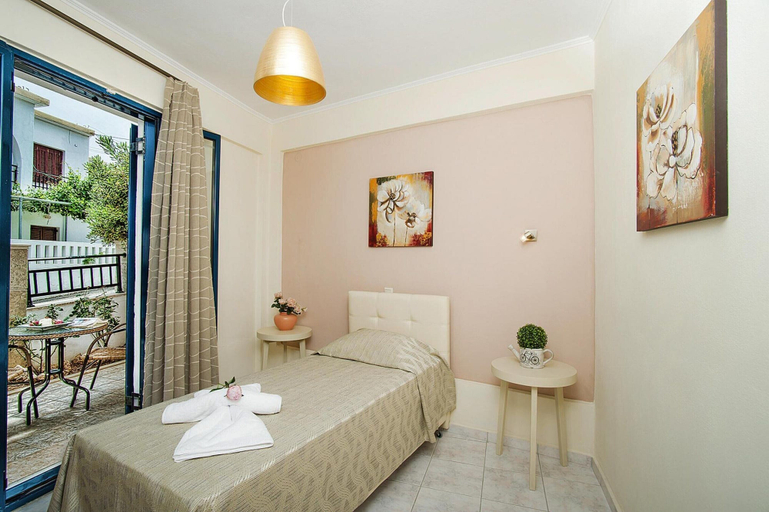 Room 5, Apartment Just Steps From the Sea, Crete