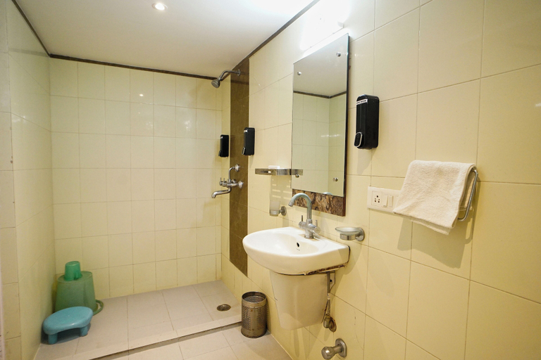 Bathroom 5, Hotel Kumar International, Deoghar