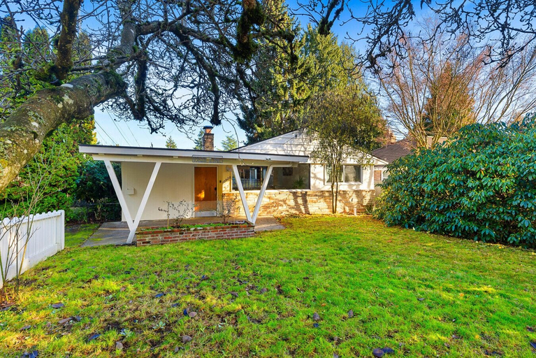 Room 4, 3BR Seattle Home w Spacious Yard Near Northgate, Seattle