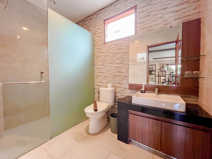 Bathroom 5, Comfortable and Pleasant Studio at Villa Casa De Uli By Travelio, Badung