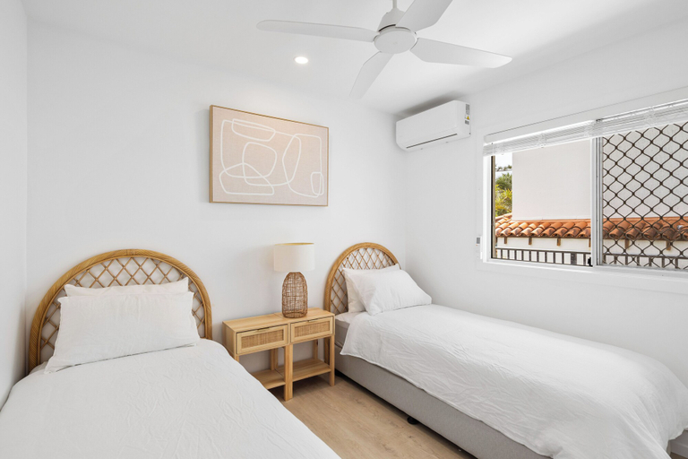 Room 2, Thirty-Nine Albatross, Gold Coast