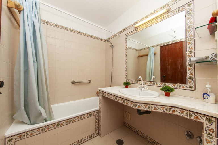 Room 2, N 01 - Bedroom 1 in Amaro Sight Guesthouse, Lagos