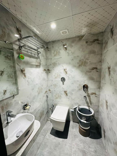 Bathroom 4, The Falcon Inn, Mumbai City