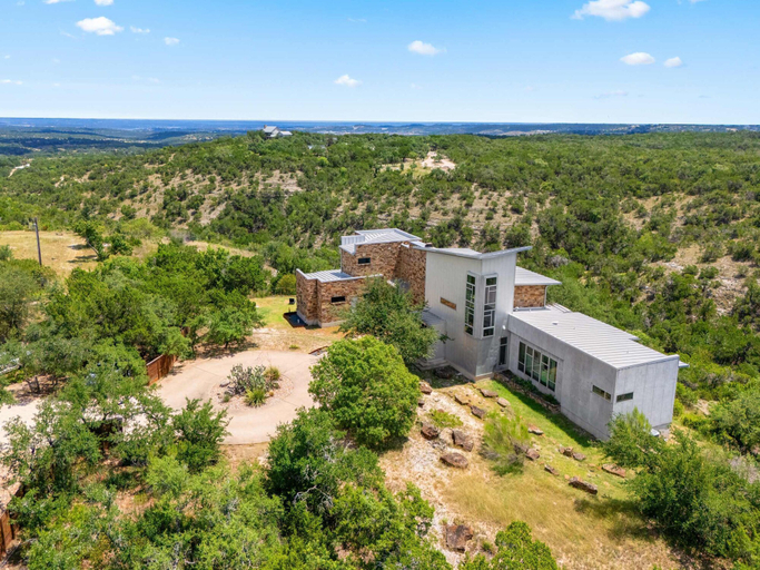 Room 5, Luxury 4BR Hilltop Retreat With Scenic Views, Travis