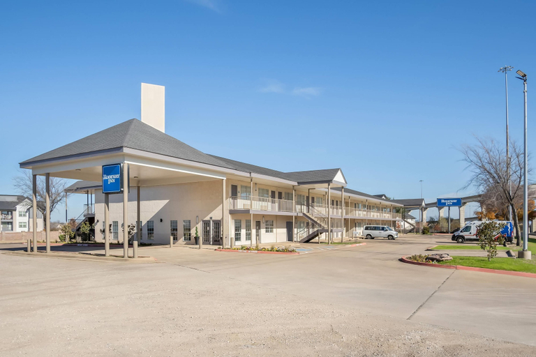 Exterior & Views 2, Rodeway Inn Garland Harbor Point, Dallas