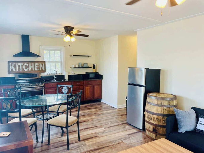 Room 5, Waterfront Views With King Bed in Solomons Island, Calvert