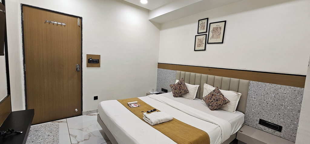 Room 4, Hotel Rose Gold, Ahmadabad