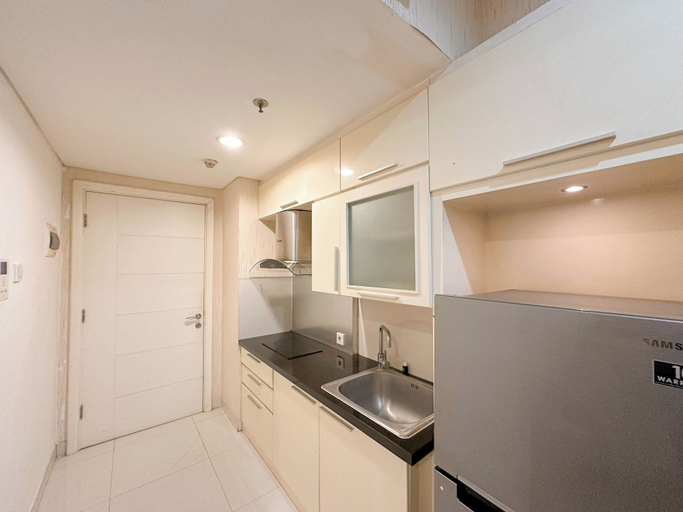 Private kitchen 2, Restful And Good Location 1Br Apartment At Trillium Residence, Surabaya
