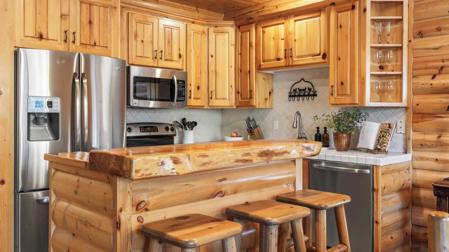 Interior 5, Mountain Charm, Stone Fireplace, Chef's Kitchen, & Balcony Cedar Ridge by Avantstay, Summit