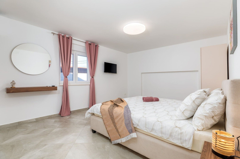 Room 2, Lovely Family Bungalow With Private Pool, Fažana