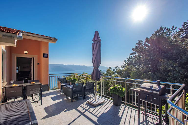 BBQ/picnic area 2, Seaview House Apartments, Kršan