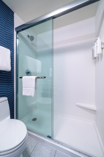 Bathroom 5, Spark by Hilton Cincinnati Fairfield, Hamilton