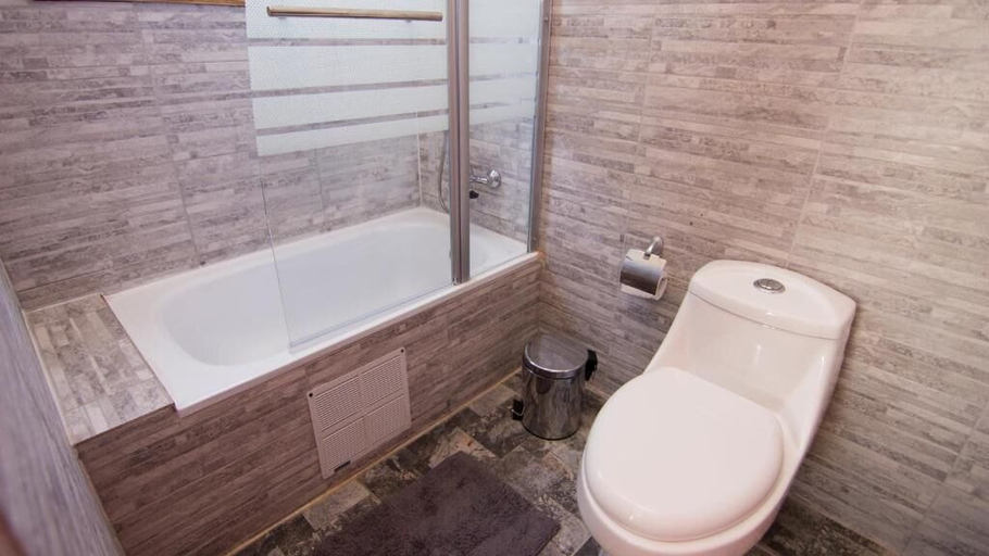 Bathroom 3, Comarca Lodge, Cardenal Caro