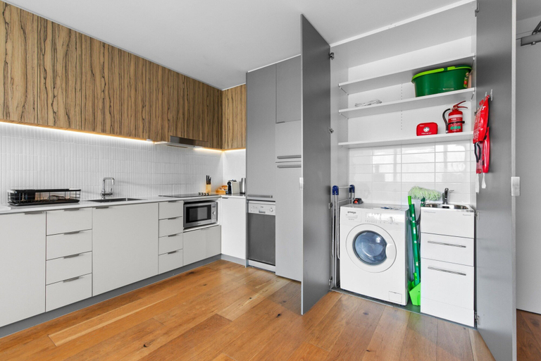 Private kitchen 4, Lovely 1-bed With Balcony in St Kilda's Heart, Melbourne