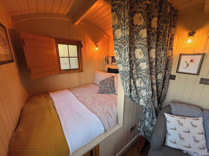 Bedroom, Cosy Romantic Shepherd hut in Open Countryside, Newcastle upon Tyne
