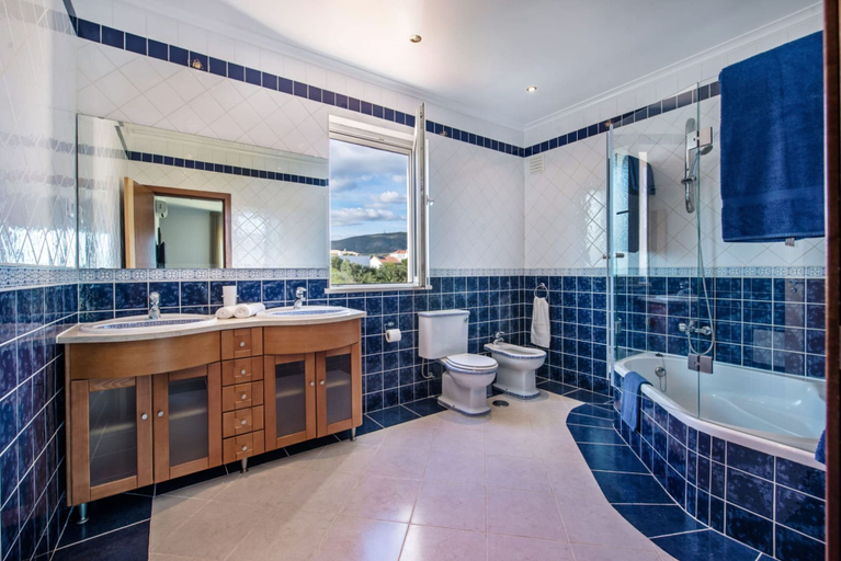 Room 2, Amapola in Quelfes With 4 Bedrooms and 4 Bathrooms, Olhão