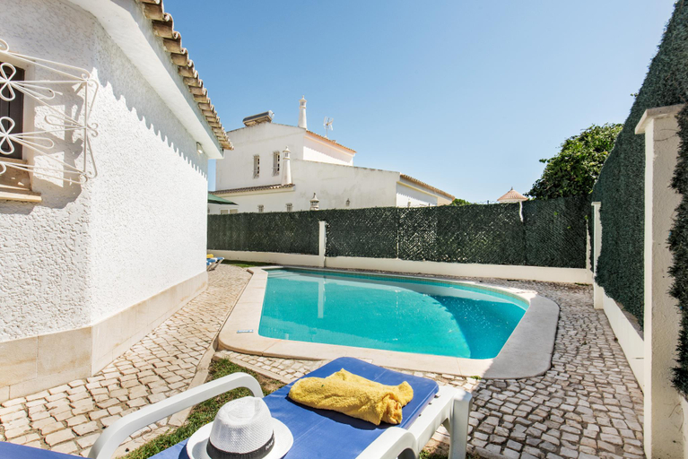 Sport & Beauty 3, Private pool villa walking distance to the centre, Loulé