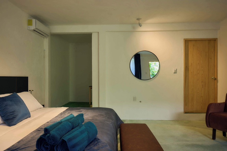Room 2, Casa Orbit AC Pool Jacuzzi Central Location, Del Centro