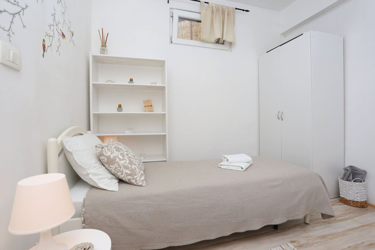Room 2, Charming Family Retreat With Private Pool, Labin
