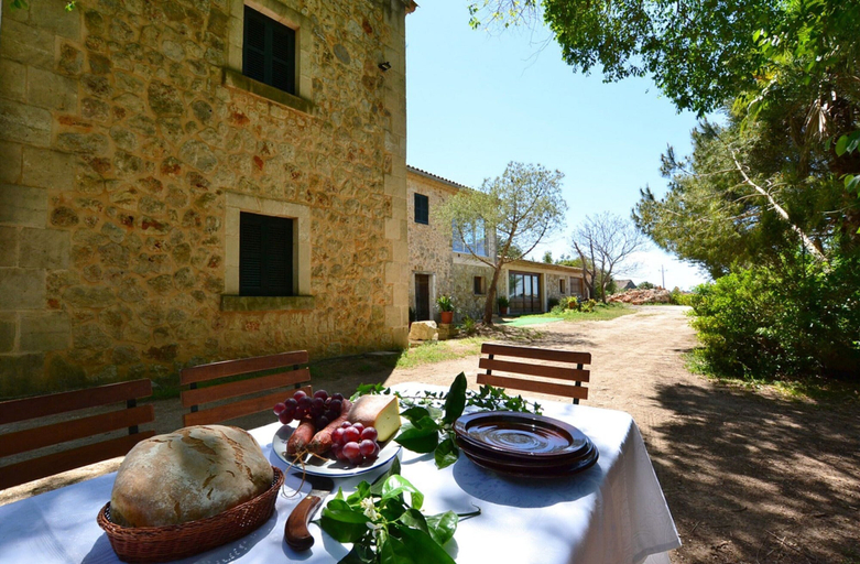 Outdoor dining 3, Beach Holiday Home With Private Pool, Baleares